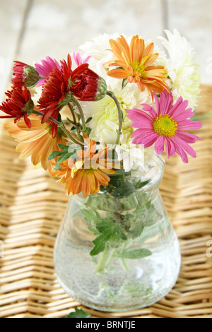 Wilde Blumen in einer Vase auf einem Holztisch Stockfoto