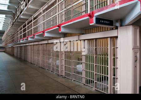 Blick in eine Zellenblock in das Gefängnis Insel Alcatraz, San Francisco, Kalifornien, USA Stockfoto