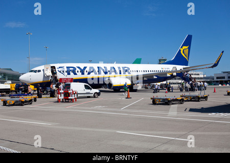 Fluggästen, die RyanAir-Flug, Flughafen Dublin, Irland Stockfoto