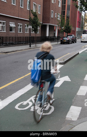 Männliche Radfahrer (verschwommen) Radfahren einer Zweck Build-Zyklus Gasse auf Howland Street (an der Tottenham Court Road) London, UK. Stockfoto