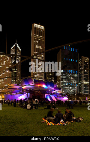 Publikum und Skyline bei Konzert der klassischen Musik, Pritzker Pavilion und großer Liegewiese, Millennium Park, Chicago, Illinois, USA Stockfoto