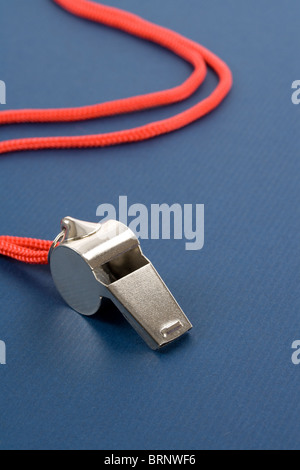 eine Pfeife mit blauem Hintergrund Stockfoto