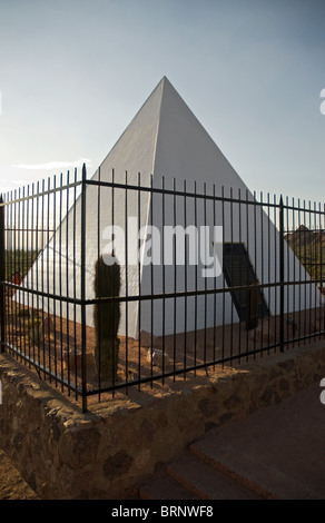 Der ehemalige Gouverneur von Arizona George W. P. Hunt Grab in Papago Park, der mit Blick auf Phoenix und Tempe, Arizona, USA Stockfoto