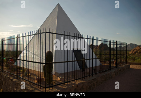 Der ehemalige Gouverneur von Arizona George W. P. Hunt Grab in Papago Park, der mit Blick auf Phoenix und Tempe, Arizona, USA Stockfoto