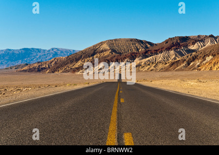 Einsame Straße in Death Valley Nationalpark, Kalifornien, USA Stockfoto