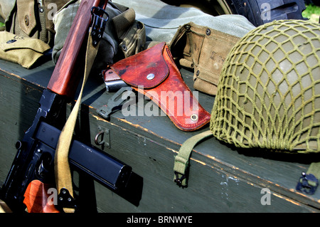 Thompson.45 Kaliber Maschinenpistole, M1A1, Modell 1911 Kaliber.45 Dienst Pistole in Armee Holster, WW2 uns Armee Helm Stockfoto