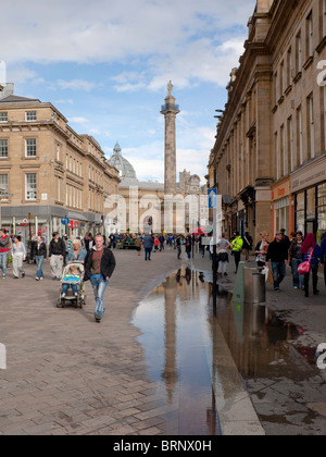 Grainger Straße Newcastle upon Tyne mit Lord Grey Monument spiegelt sich in einer Pfütze Stockfoto