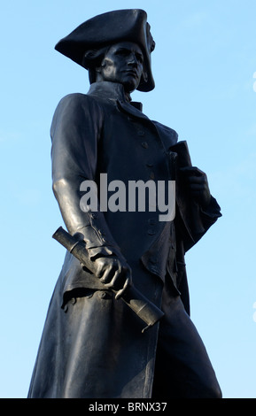 Statue von Captain James Cook FRS RN, Explorer, Navigator und Kartograph, von Sir Thomas Brock RA in der Mall. London Stockfoto