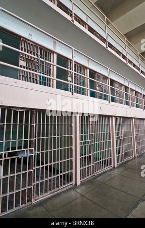 Blick in eine Zellenblock in das Gefängnis Insel Alcatraz, San Francisco, Kalifornien, USA Stockfoto