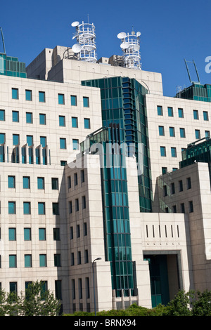 SIS oder MI6 Building, 85, Albert Embankment, London, England, Vereinigtes Königreich Stockfoto