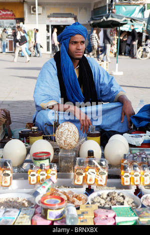 MARRAKESCH: MANN IM TURBAN VERKAUFEN SOUVENIRS IN DJEMAA EL FNA Stockfoto