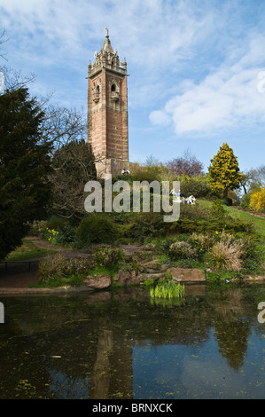 dh Cabot Tower Garten BRANDON HILL PARK BRISTOL Parks Teich Menschen entspannen in Gärten uk Stockfoto