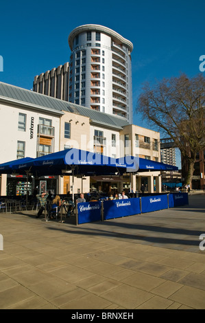 dh Cabot Zentrum Stadt BRISTOL Cabot Circus Turm Alfresco Café Carluccios Restaurant Quäker Frairs Stockfoto