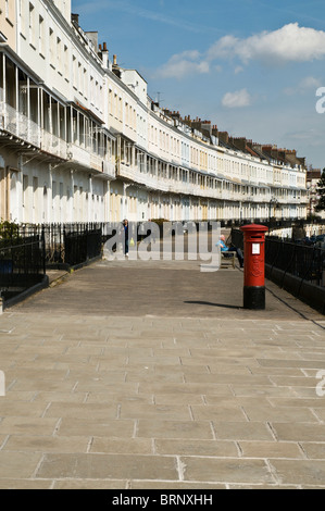 dh Royal York Crescent CLIFTON VILLAGE BRISTOL Georgian Terrace Bristol Royal York Crescent beherbergt Pillarbox-gebäude in großbritannien Stockfoto