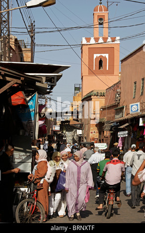 MARRAKESCH: MUSLIMISCHE FRAUEN AUF BELEBTEN EINKAUFSSTRAßE Stockfoto