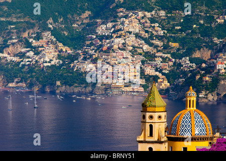 Chiesa San Gennaro in Praiano mit den Hang Positano über die Amalfiküste-Kampanien-Italien Stockfoto