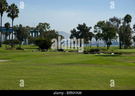 Das Coronado Municipal Golf Course liegt direkt am San Diego Bay mit Blick auf Coronado Bridge, die Skyline Hotel Del Coronado SD Stockfoto