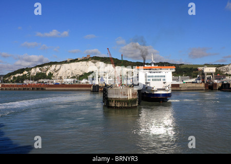 Blick auf die Küste von Dover Fährhafen und den Ärmelkanal von Sea France Passagier-Fähre, Sommer 2010. Stockfoto