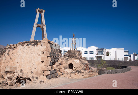 erhaltene hölzerne Türme in der Nähe von Marina Rubicon in Playa Blanca, Lanzarote Stockfoto