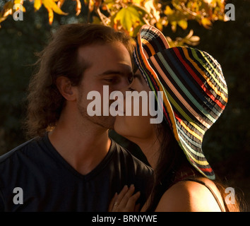 Ein Liebespaar, gerne zur Seite und teilen einen Kuss. Stockfoto