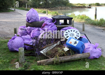 Müll angehäuft wurden, um ein Fach zu warten, die erhoben werden sollen, Hayling Island, Hampshire, Großbritannien Stockfoto