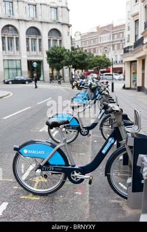 Wilhelm IV.-Straße, ist ein Strang Verankerungsbereich, Teil von Transport for London Barclays Cycle Hire Schema in London. Stockfoto