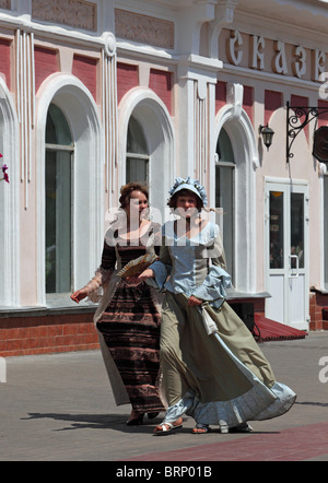 Zwei Mädchen aus späten 1800-Kleid. Retro-Schönheit. Russland, 2010 Stockfoto