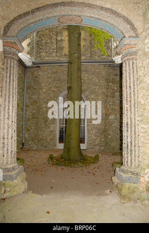 Baum im Hof des "Morgenländischer Bau", Sanspareil, Kulmbach, Franken, Deutschland Stockfoto