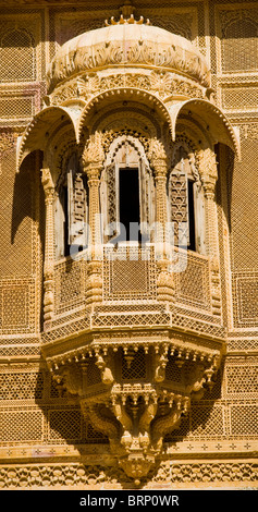 Eine dekorative Hand geschnitzten Stein Fenster an der Vorderseite des Patwon Ki Haveli in Jaisalmer, Rajasthan Stockfoto