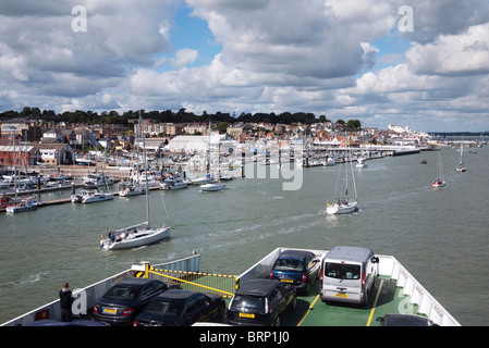 Autofähre verlassen den Hafen von Cowes auf der Isle Of Wight. Dies ist eines der Mos beliebt Yacht Segeln Orte in Großbritannien. Stockfoto