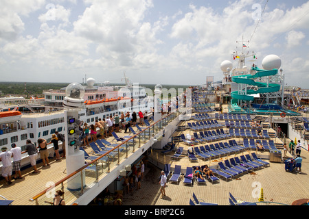 Das Oberdeck der Carnival Destiny Kreuzfahrtschiff gesehen, während in Cozumel, Mexiko, angrenzend an ein weiteres Kreuzfahrtschiff angedockt Stockfoto