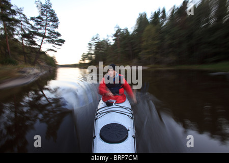 Outdoor Fotograf Øyvind Martinsen in seinem Kajak in den See Vansjø, Østfold, Norwegen. Vansjø ist ein Teil des Wassers, das System namens Morsavassdraget. Stockfoto