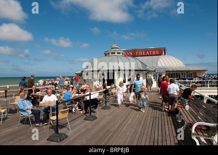 Urlauber genießen Erfrischungen auf Cromer Pier an einem Sommertag in Norfolk, East Anglia, England. Stockfoto