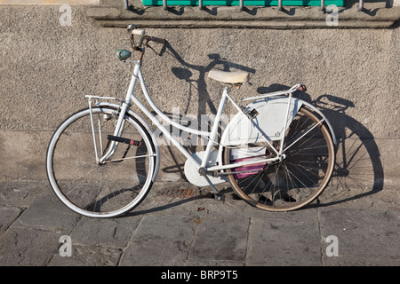 Weißen Fahrrad gelehnt Wand in Pisa, Italien Stockfoto