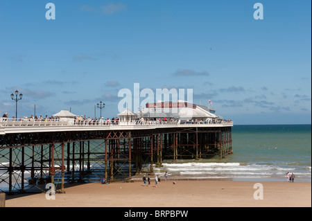 Das Pavilion Theatre am Ende des Cromer Pier an einem Sommertag in Norfolk, East Anglia, England. Stockfoto