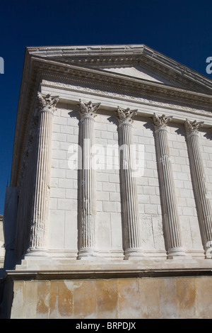 Die Maison Carée, eine gut erhaltene römische Tempel in der Stadt Nimes in Südfrankreich Stockfoto