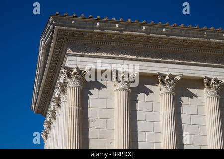 Die Maison Carée, eine gut erhaltene römische Tempel in der Stadt Nimes in Südfrankreich Stockfoto