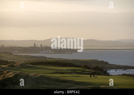 Golfer auf der Torrance Course in St. Andrews bei Sonnenuntergang. Stockfoto