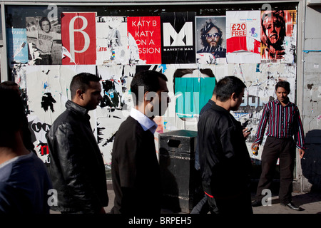 Menschen aus verschiedenen ethnischen, überwiegend muslimischen Hintergründe rund um den Markt auf Whitechapel High Street in East London. Stockfoto