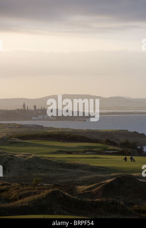 Golfer auf der Torrance Course in St. Andrews bei Sonnenuntergang. Stockfoto