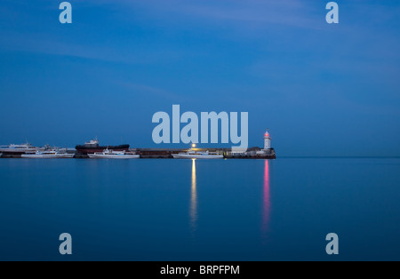 Leuchtturm am Pier mit Booten. Jalta, Krim, Ukraine Stockfoto