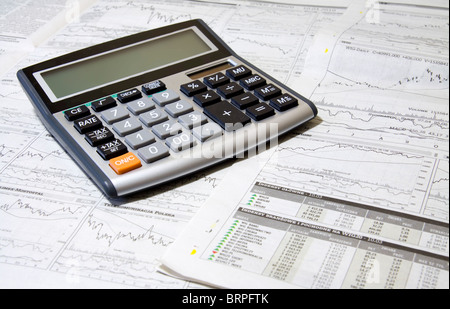 Rechner auf eine finanzielle Newpaper. Im Studio gedreht. Stockfoto