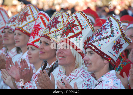 Estnische Volkstänzer applaudieren reden beim Dance Festival (Tantsupidu) in Tallinn, Estland. Stockfoto