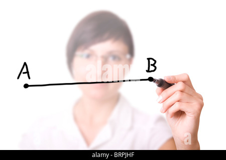 Frau eine Linie von Punkt A nach Punkt B (Tiefenschärfe). Geschäftsfrau mit Stift im virtuellen Whiteboard. Stockfoto