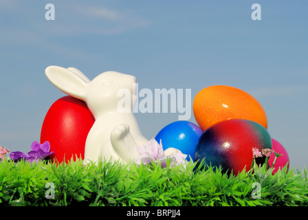 Ostereier Auf Blumenwiese Mit Himmel - Ostereier auf Blumenwiese und Sky 06 Stockfoto