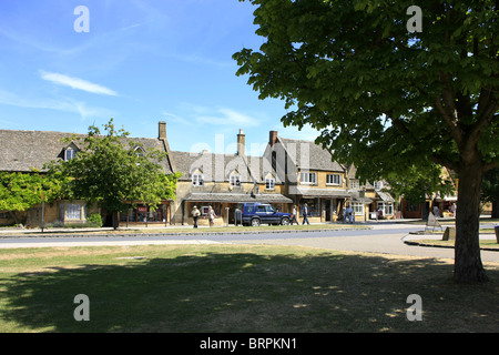 Eine Hauptstraße in diesem winzigen Dorf in Worcestershire am Rande der Cotswolds Stockfoto