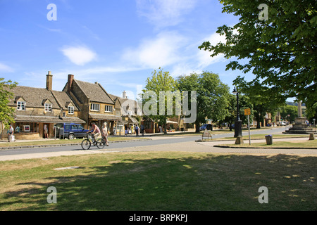 Eine Hauptstraße in diesem winzigen Dorf in Worcestershire am Rande der Cotswolds Stockfoto