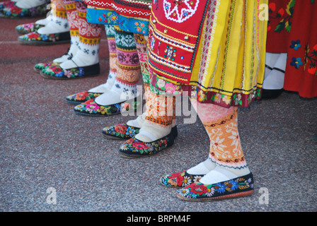 Traditionellen estnischen Volkstänzer warten auf ihre Leistung beim Dance Festival (Tantsupidu) in Tallinn, Estland zu beginnen. Stockfoto