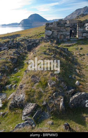 Grönland, Hvalsey (aka Whale Island). 14. Jahrhundert Steinruinen der äußeren Landwirtschaft complex in der Nähe der Kirche von Hvalsey. Stockfoto