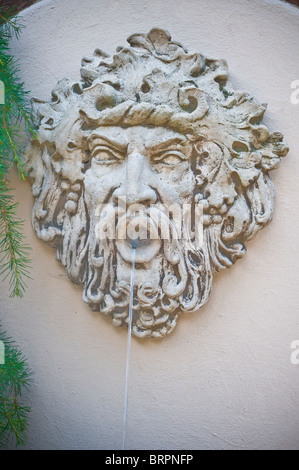 Monumentalbrunnen Gesicht spritzt Wasser aus dem Mund Gottes wie Abbildung. Architektonische Details. Stockfoto